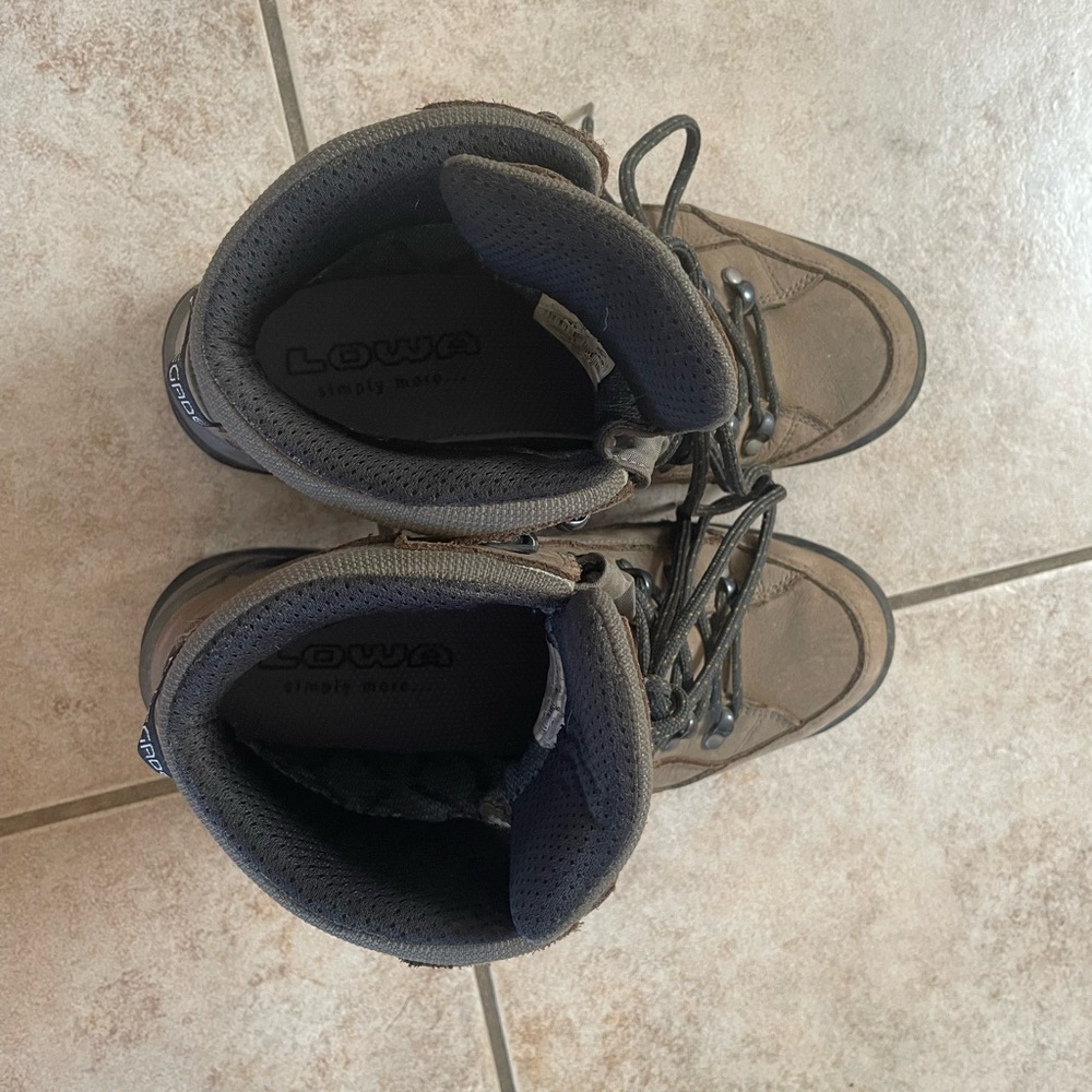 Lowa Renegade hiking boots. Women’s 9 wide - Picture 6 of 6
